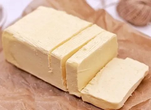 beurre maison et babeurre obtenus en secouant de la crème fraîche