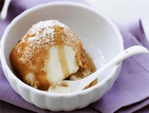 Glace frite, boule de glace enrobée croustillante