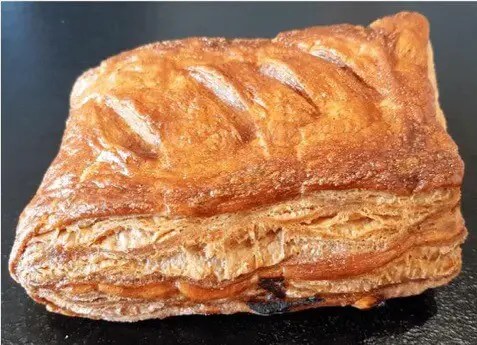 Pommé cancalais doré, chausson feuilleté à la compote de pommes et au caramel au beurre salé