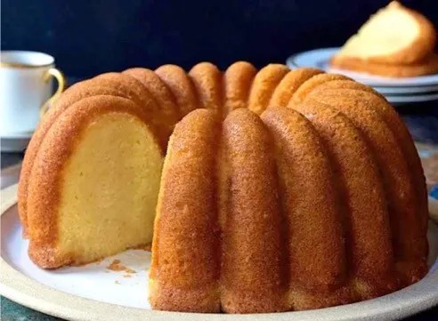 Gâteau au rhum en moule bundt, saupoudré de sucre glace