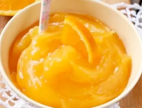 Crème d'orange sans œufs, onctueuse et brillante, dans une coupelle