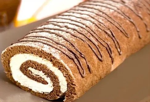 Bûche chocolat mascarpone tranchée, génoise au cacao et crème mascarpone