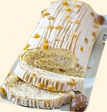 Bûche à la crème de marrons décorée de marrons glacés