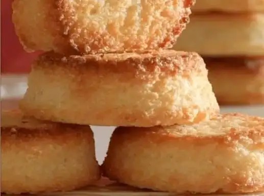 Macarons d'Amiens dorés à l'amande et au miel, spécialité picarde en palets moelleux