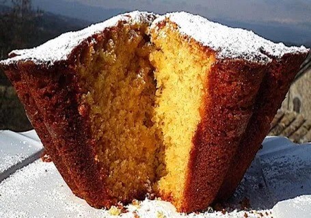 Gâteau au miel et au gingembre moelleux saupoudré de sucre glace