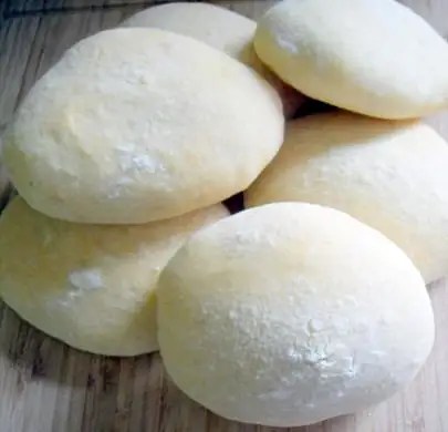 Faluche du Nord, petit pain blanc rond et plat fendu et tartiné de beurre et de vergeoise