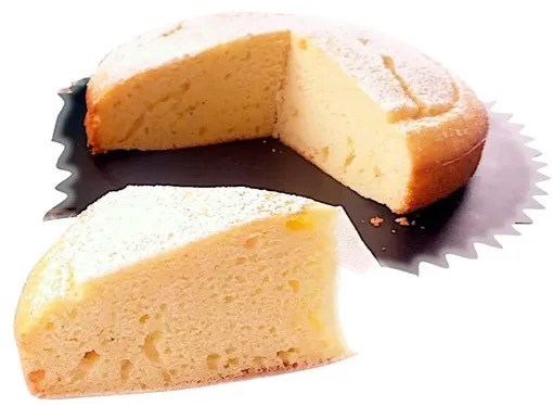 Gâteau au jus d'ananas à la ricotta, part de gâteau moelleux saupoudrée de sucre glace