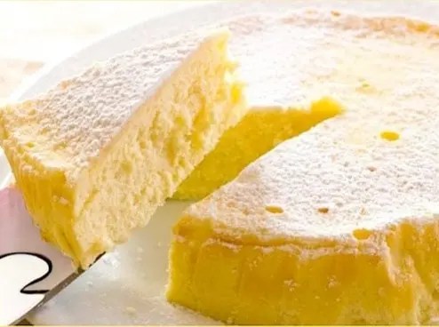 Cheesecake 3 ingrédients japonais, léger et soufflé, saupoudré de sucre glace