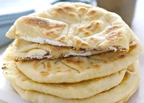 Pain naan au fromage doré, fourré et gonflé
