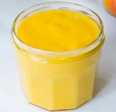 Crème de mangue, mango curd onctueux dans un bocal, avec des morceaux de mangue