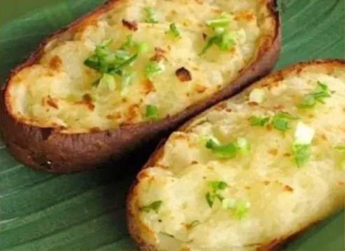 Pommes de terre farcies au four, garnies de crème et de parmesan gratiné