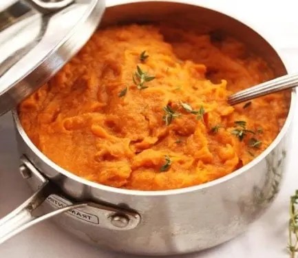 Purée de patates douces crémeuse, arrosée d’huile d’olive et saupoudrée de paprika