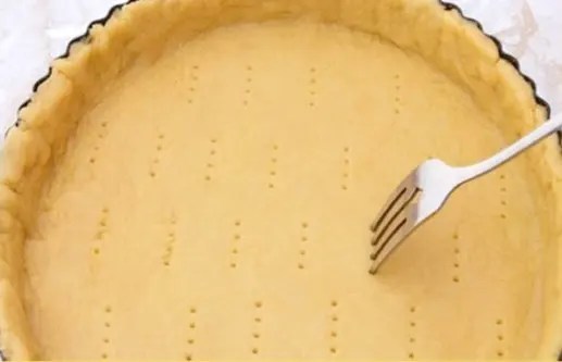 Pâte brisée sans beurre étalée, prête à foncer un moule à tarte