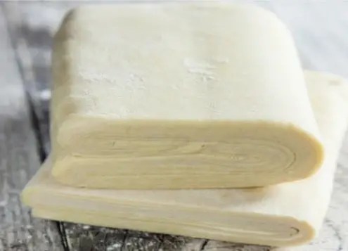 Pâte feuilletée maison réalisée à la méthode rapide, prête à étaler