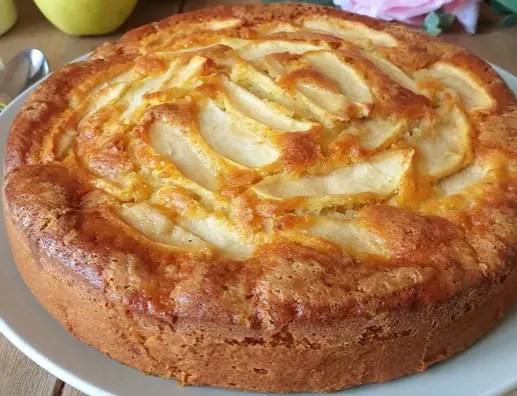 Gâteau aux pommes au beurre, tranches de pomme caramélisées en rosace