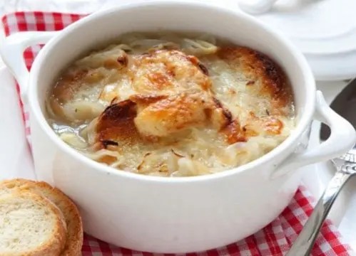 Soupe à l'oignon gratinée au gruyère et au parmesan, servie chaude