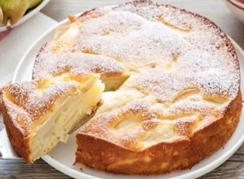 Tarte suisse aux poires saupoudrée de sucre glace, morceaux de poire fondants