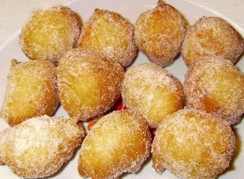 Beignets 10 minutes dorés et roulés dans le sucre, sur papier absorbant