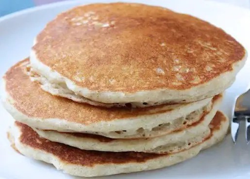 Pancakes au mascarpone moelleux, empilés et nappés de sirop d'érable