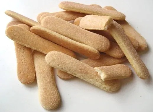 Boudoirs maison alignés sur une grille, saupoudrés de sucre cristallisé