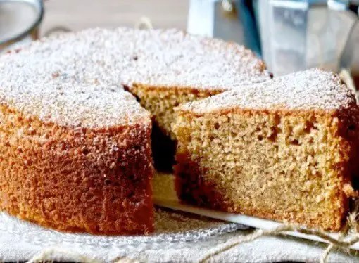 gâteau au café à la vanille moelleux, saupoudré de sucre glace