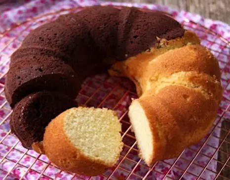 Gâteau câlin bicolore, chocolat et vanille, en forme de couronne