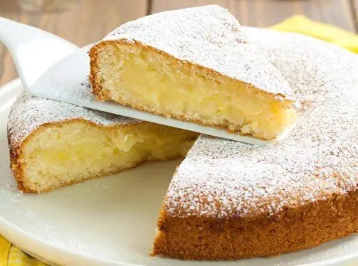 Gâteau cœur crème de citron coupé, génoise fourrée de lemon curd