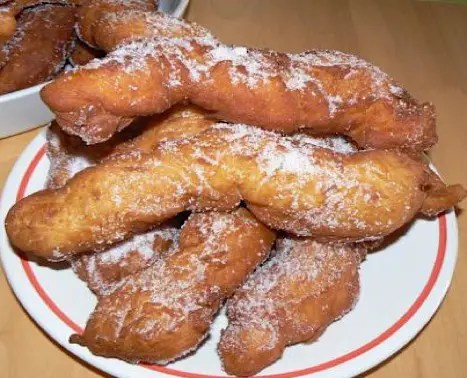 chichi marseillais (chichi frégi), grand beignet frit roulé dans le sucre