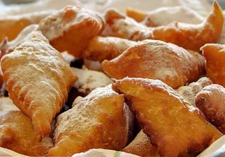 Roussettes de Chartres en losange, saupoudrées de sucre glace