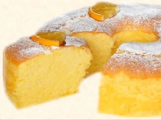 Gâteau nuage à l’orange saupoudré de sucre glace, une part coupée montrant la mie aérienne