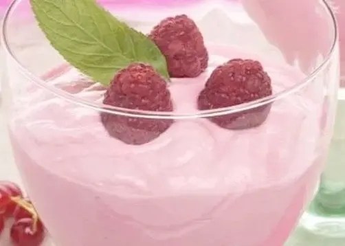 Mousse aux framboises au mascarpone en verrine, décorée de framboises fraîches