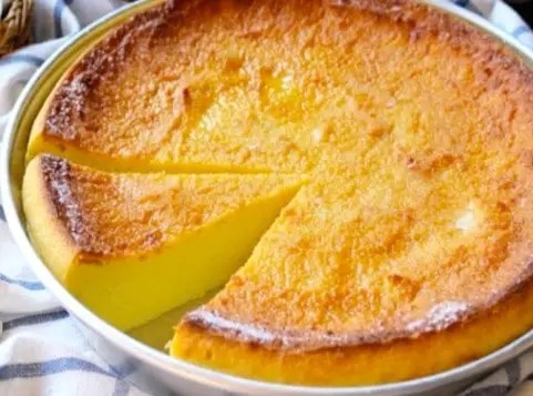 Flan napolitain saupoudré de sucre glace, gâteau de semoule et ricotta