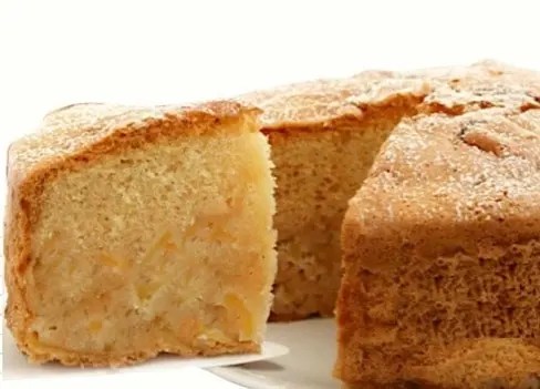 Gâteau nuage aux pommes sans farine, tranches de pomme disposées en couronne