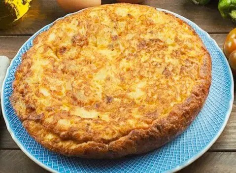 Omelette garnie au four dorée, tranchée, saupoudrée de persil