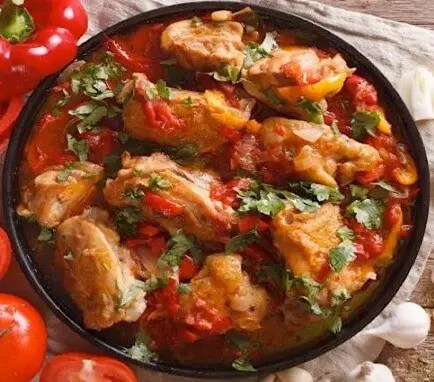 Poulet basquaise mijoté à la piperade