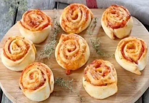 Mini-pizzas escargots au jambon et fromage, pizza roulée italienne