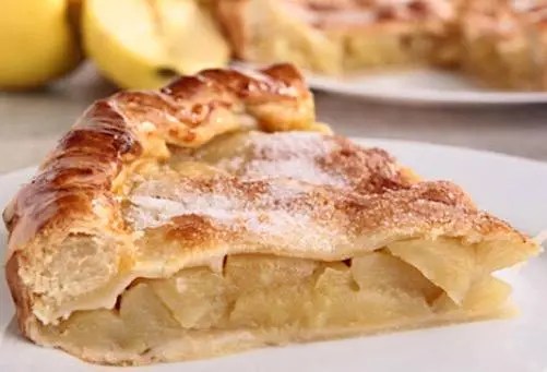 Pompe aux pommes auvergnate rectangulaire, pâte feuilletée dorée et pommes fondantes