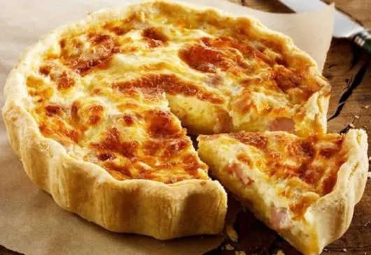 quiche lorraine au mascarpone dorée, appareil onctueux aux lardons