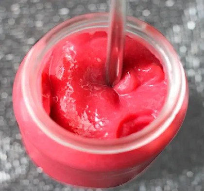 Crème de framboise en petit pot, obtenue à partir du jus de fruit cru tamisé