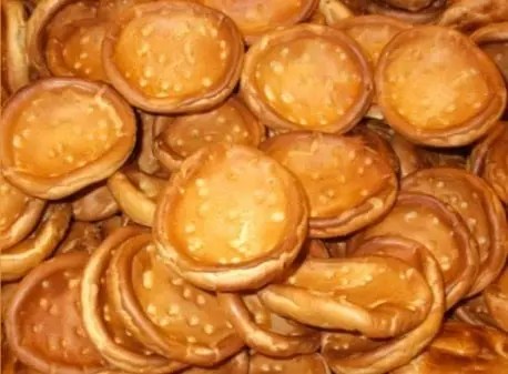 craquelins bretons, biscuits échaudés en forme de disques dorés