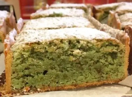 Croûtes à thé, gâteau breton au sablé et à la garniture d'amande verte