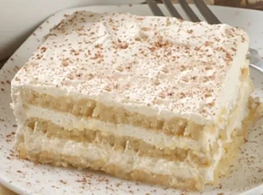 Tiramisu blanc dans son plat, crème ivoire au mascarpone et copeaux de chocolat blanc