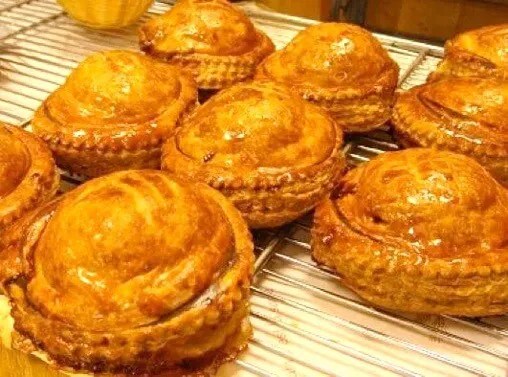 Chocards d'Yffiniac dorés sur leur plaque, chaussons de pâte feuilletée soudés à la fourchette et saupoudrés de sucre glace
