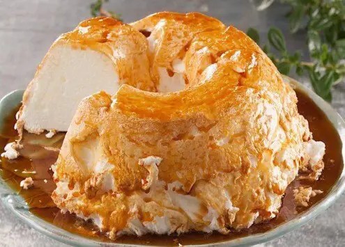 Gâteau aux blancs d'œufs nappé de caramel