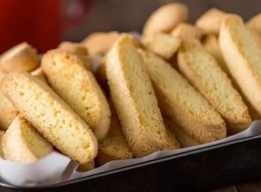 Biscuits du petit déjeuner italiens dorés à la cassonade, prêts à tremper