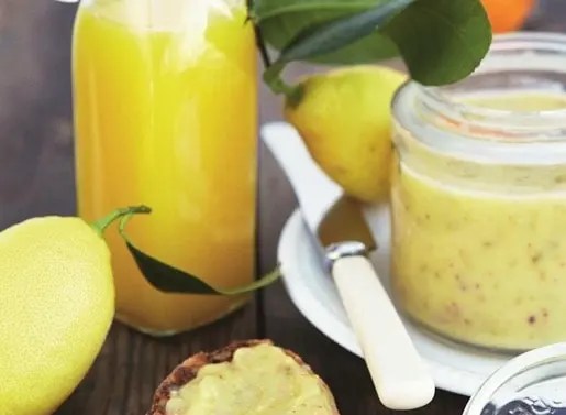 Crème de citron et d'orange au gingembre, en verre, parsemée de pistaches hachées