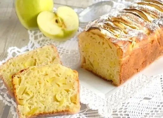 cake moelleux aux pommes au yaourt grec, tranches de pomme sur le dessus