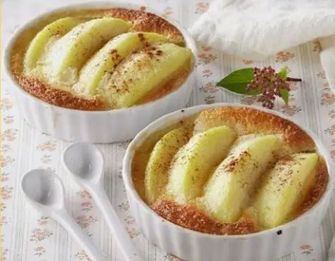Délice aux pommes individuel à la cannelle, saupoudré de sucre glace