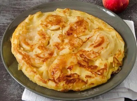 Pescajoune aux pommes dorée dans la poêle, crêpe épaisse du Quercy aux tranches de pommes rôties