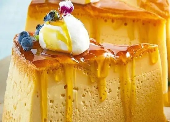 Migliaccio napolitain saupoudré de sucre glace, gâteau de semoule et ricotta